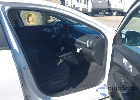 2023 Kia Forte Lxs z USA, uszkodzony, nr VIN 3KPF24AD7PE588347